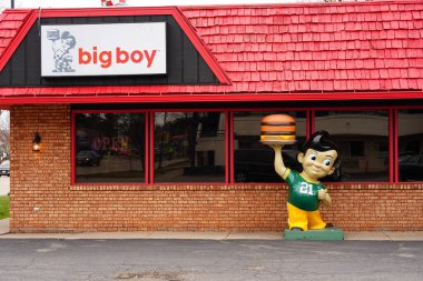 Wisconsin Dells, Wisconsin ABD - 5 Nisan 2025: Big Boy Hamburger restoranı halka hizmet veriyor.