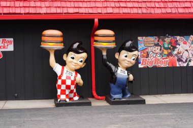 Wisconsin Dells, Wisconsin ABD - 5 Nisan 2025: Big Boy Hamburger restoranı halka hizmet veriyor.