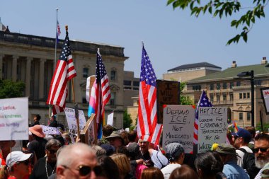 Madison, Wisconsin ABD - 14 Haziran 2025: Karma ırk insanları Krallar Yok etkinliği sırasında protesto için bir araya geldi. 