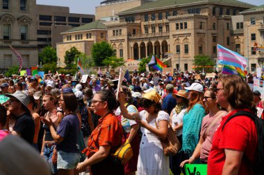 Madison, Wisconsin ABD - 14 Haziran 2025: Karma ırk insanları Krallar Yok etkinliği sırasında protesto için bir araya geldi. 