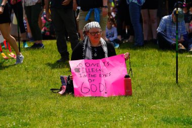 Madison, Wisconsin ABD - 14 Haziran 2025: Karma ırk insanları Krallar Yok etkinliği sırasında protesto için bir araya geldi. 