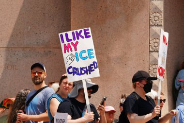 Madison, Wisconsin ABD - 14 Haziran 2025: Karma ırk insanları Krallar Yok etkinliği sırasında protesto için bir araya geldi. 