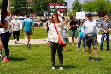 Madison, Wisconsin ABD - 14 Haziran 2025: Karma ırk insanları Krallar Yok etkinliği sırasında protesto için bir araya geldi. 