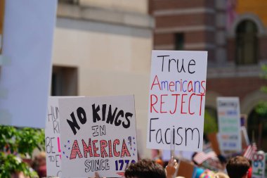 Madison, Wisconsin ABD - 14 Haziran 2025: Karma ırk insanları Krallar Yok etkinliği sırasında protesto için bir araya geldi. 