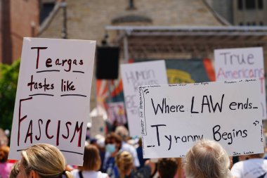Madison, Wisconsin ABD - 14 Haziran 2025: Karma ırk insanları Krallar Yok etkinliği sırasında protesto için bir araya geldi. 