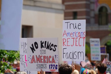 Madison, Wisconsin ABD - 14 Haziran 2025: Karma ırk insanları Krallar Yok etkinliği sırasında protesto için bir araya geldi. 