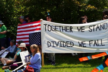Madison, Wisconsin ABD - 14 Haziran 2025: Karma ırk insanları Krallar Yok etkinliği sırasında protesto için bir araya geldi. 