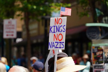 Madison, Wisconsin ABD - 14 Haziran 2025: Karma ırk insanları Krallar Yok etkinliği sırasında protesto için bir araya geldi. 