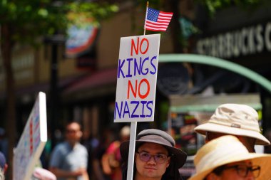 Madison, Wisconsin ABD - 14 Haziran 2025: Karma ırk insanları Krallar Yok etkinliği sırasında protesto için bir araya geldi. 