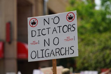 Madison, Wisconsin ABD - 14 Haziran 2025: Karma ırk insanları Krallar Yok etkinliği sırasında protesto için bir araya geldi. 