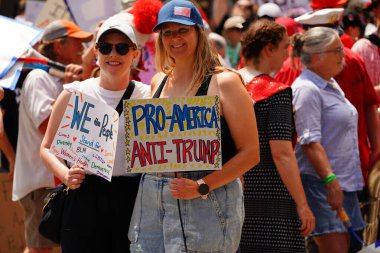 Madison, Wisconsin ABD - 14 Haziran 2025: Protestocular No Kings etkinliği sırasında bir araya geldi.