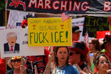 Madison, Wisconsin ABD - 14 Haziran 2025: Karma ırk insanları Krallar Yok etkinliği sırasında protesto için bir araya geldi. 