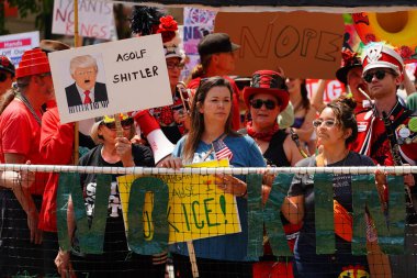 Madison, Wisconsin ABD - 14 Haziran 2025: Karma ırk yürüyüşçüleri Krallar Yok etkinliği sırasında protesto için bir araya geldi.