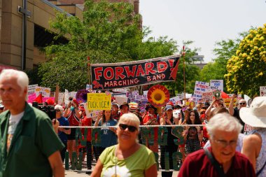 Madison, Wisconsin ABD - 14 Haziran 2025: Karma ırk insanları Krallar Yok etkinliği sırasında protesto için bir araya geldi. 