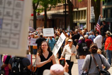 Madison, Wisconsin ABD - 14 Haziran 2025: Krallar Yok etkinliği sırasında bir araya gelen halk kitlesi