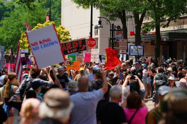 Madison, Wisconsin ABD - 14 Haziran 2025: Krallar Yok etkinliği sırasında bir araya gelen halk kitlesi
