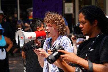 Madison, Wisconsin ABD - 14 Haziran 2025: Karma ırk insanları Krallar Yok etkinliği sırasında protesto için bir araya geldi. 