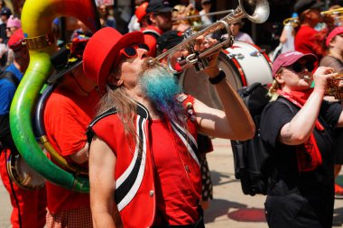 Madison, Wisconsin ABD - 14 Haziran 2025: Karışık ırk insanları ve müzik enstrümanları No Kings etkinliği sırasında protesto için bir araya geldi.