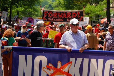 Madison, Wisconsin ABD - 14 Haziran 2025: Pankartlı katılımcıların No Kings etkinliği sırasında bir araya gelmesi.