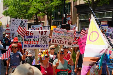 Madison, Wisconsin ABD - 14 Haziran 2025: Pankartlı katılımcıların No Kings etkinliği sırasında bir araya gelmesi.