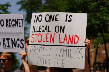 Madison, Wisconsin ABD - 14 Haziran 2025: Çok ırklı eylemciler, Krallara Hayır etkinliği sırasında protesto için bir araya geldi.