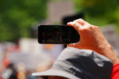 Madison, Wisconsin ABD - 14 Haziran 2025: Karma ırk insanları Krallar Yok etkinliği sırasında protesto için bir araya geldi.