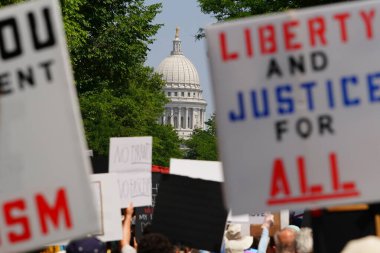 Madison, Wisconsin ABD - 14 Haziran 2025: Göstericiler Kralsız etkinlik sırasında protesto için bir araya geldi.