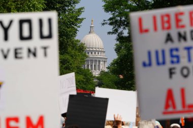 Madison, Wisconsin ABD - 14 Haziran 2025: Göstericiler Kralsız etkinlik sırasında protesto için bir araya geldi.