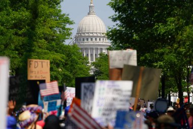 Madison, Wisconsin ABD - 14 Haziran 2025: Pankartlı halk Kralsız etkinlik sırasında protesto için bir araya geldi.