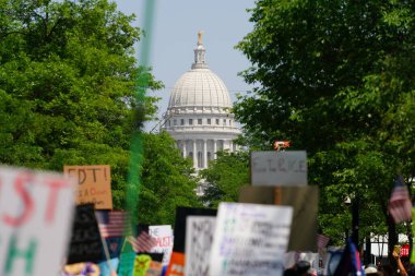 Madison, Wisconsin ABD - 14 Haziran 2025: Pankartlı halk Kralsız etkinlik sırasında protesto için bir araya geldi.