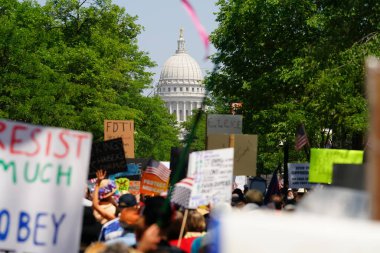 Madison, Wisconsin ABD - 14 Haziran 2025: Karma ırk yerlileri Krallar Yok etkinliği sırasında protesto için bir araya geldi.