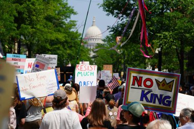 Madison, Wisconsin ABD - 14 Haziran 2025: Karma ırk yerlileri Krallar Yok etkinliği sırasında protesto için bir araya geldi.