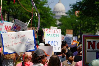 Madison, Wisconsin ABD - 14 Haziran 2025: Karma ırk yerlileri Krallar Yok etkinliği sırasında protesto için bir araya geldi.