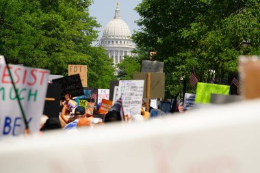 Madison, Wisconsin ABD - 14 Haziran 2025: Protestocular, Krallar Yok etkinliği sırasında protesto için bir araya geldiklerinde pankart tutuyorlar.