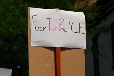 Madison, Wisconsin ABD - 14 Haziran 2025: Protestocular, Krallar Yok etkinliği sırasında protesto için bir araya geldiklerinde pankart tutuyorlar.