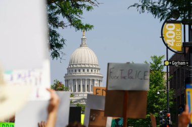 Madison, Wisconsin ABD - 14 Haziran 2025: Vatandaşlar Kralsız etkinlik sırasında protesto için bir araya geldi.