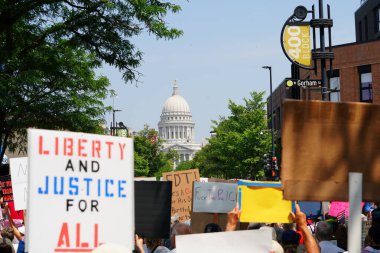 Madison, Wisconsin ABD - 14 Haziran 2025: Vatandaşlar Kralsız etkinlik sırasında protesto için bir araya geldi.