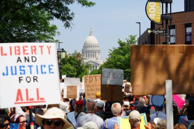 Madison, Wisconsin ABD - 14 Haziran 2025: Vatandaşlar Kralsız etkinlik sırasında protesto için bir araya geldi.