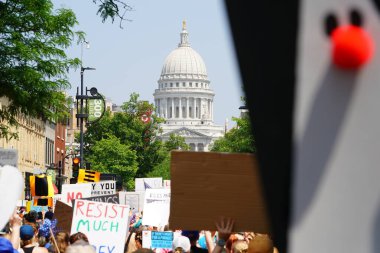 Madison, Wisconsin ABD - 14 Haziran 2025: Kadın ve erkek katılımcıların görüntüsü, Krallar Yok etkinliği sırasında protesto için bir araya geldi.