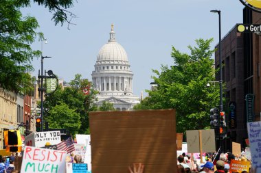 Madison, Wisconsin ABD - 14 Haziran 2025: Kadın ve erkek katılımcıların görüntüsü, Krallar Yok etkinliği sırasında protesto için bir araya geldi.