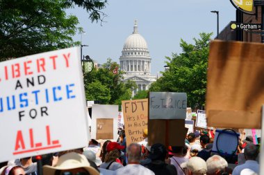Madison, Wisconsin ABD - 14 Haziran 2025: Kadın ve erkek katılımcıların görüntüsü, Krallar Yok etkinliği sırasında protesto için bir araya geldi.