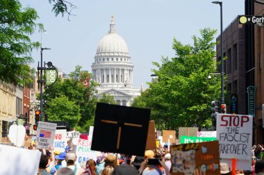 Madison, Wisconsin ABD - 14 Haziran 2025: Karışık ırk kadın ve erkek protestocuları Krallar Yok etkinliği sırasında protesto için bir araya geldi.