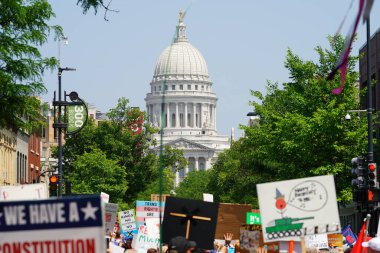 Madison, Wisconsin ABD - 14 Haziran 2025: Karışık ırk kadın ve erkek protestocuları Krallar Yok etkinliği sırasında protesto için bir araya geldi.