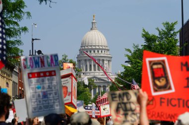 Madison, Wisconsin ABD - 14 Haziran 2025: Karışık ırk kadın ve erkek protestocuları Krallar Yok etkinliği sırasında protesto için bir araya geldi.
