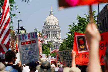 Madison, Wisconsin USA - 14 Haziran 2025: Bir grup insan Krallar Yok etkinliği sırasında protesto etmek için bir araya geldi.