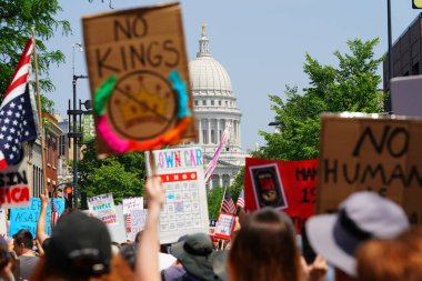 Madison, Wisconsin USA - 14 Haziran 2025: Bir grup insan Krallar Yok etkinliği sırasında protesto etmek için bir araya geldi.
