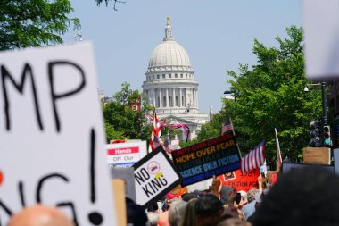 Madison, Wisconsin ABD - 14 Haziran 2025: Çeşitli insanlar No Kings etkinliği sırasında protesto için bir araya geldi.
