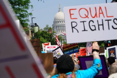 Madison, Wisconsin ABD - 14 Haziran 2025: Çeşitli insanlar No Kings etkinliği sırasında protesto için bir araya geldi.