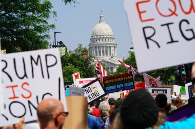 Madison, Wisconsin ABD - 14 Haziran 2025: Çeşitli insanlar No Kings etkinliği sırasında protesto için bir araya geldi.