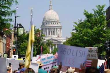Madison, Wisconsin ABD - 14 Haziran 2025: Pankartlı kalabalık No Kings etkinliği sırasında protesto için bir araya geldi.